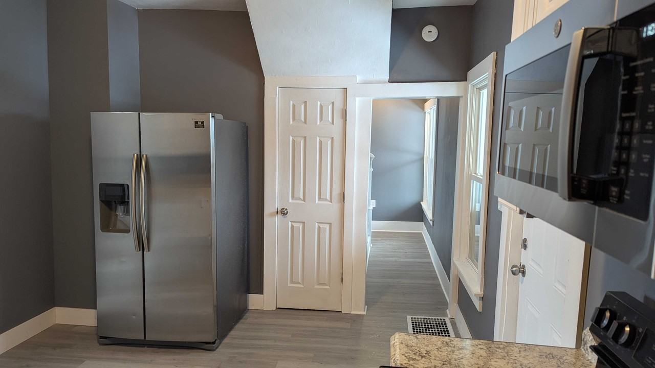 812 E 3rd St #NA - Photo 6 of 39