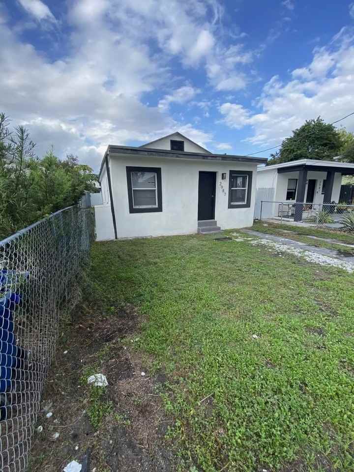 2987 Nw 44th St #NA - Photo 2 of 19