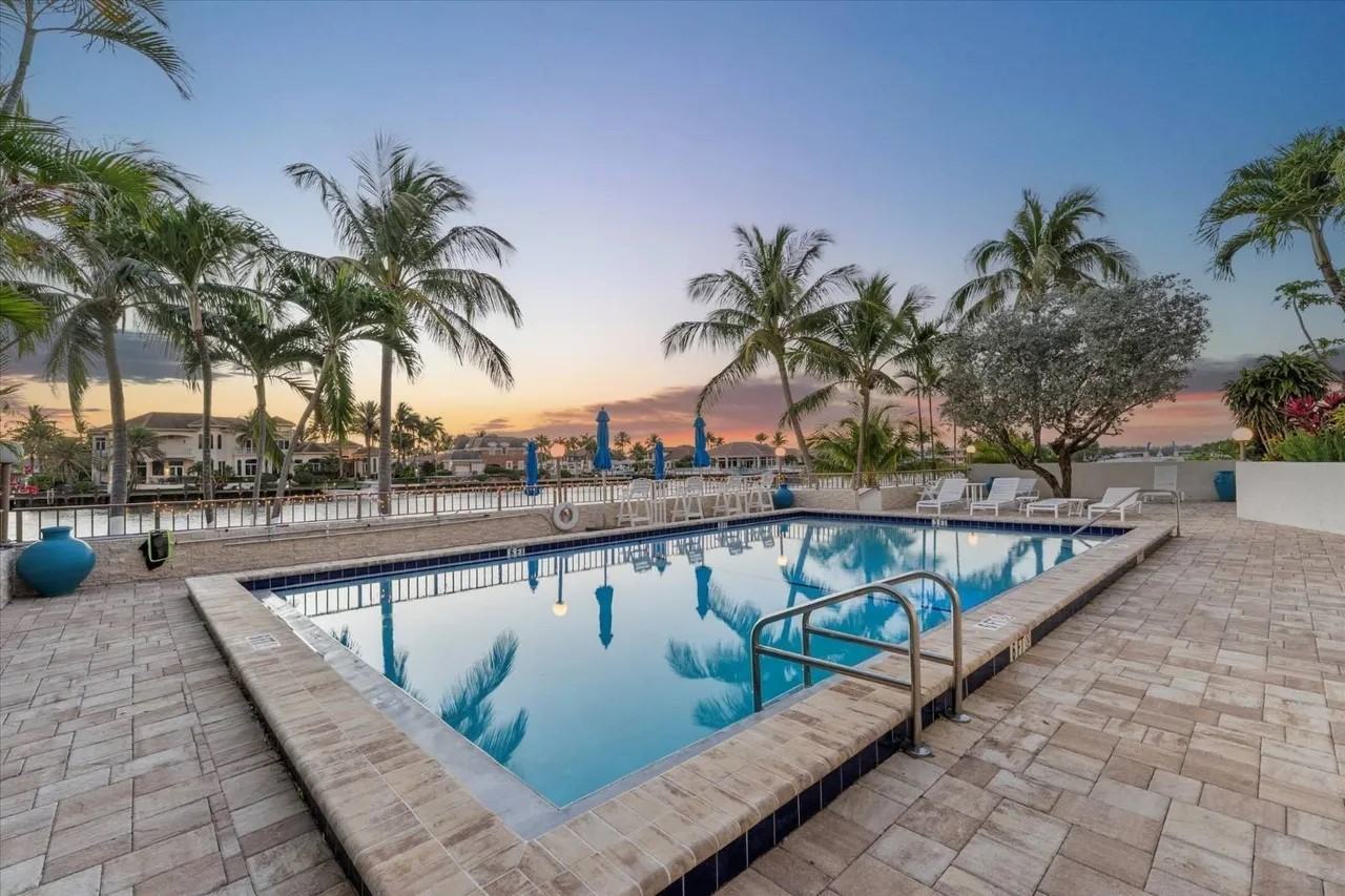 1222 Hillsboro Mile - Photo 4 of 9