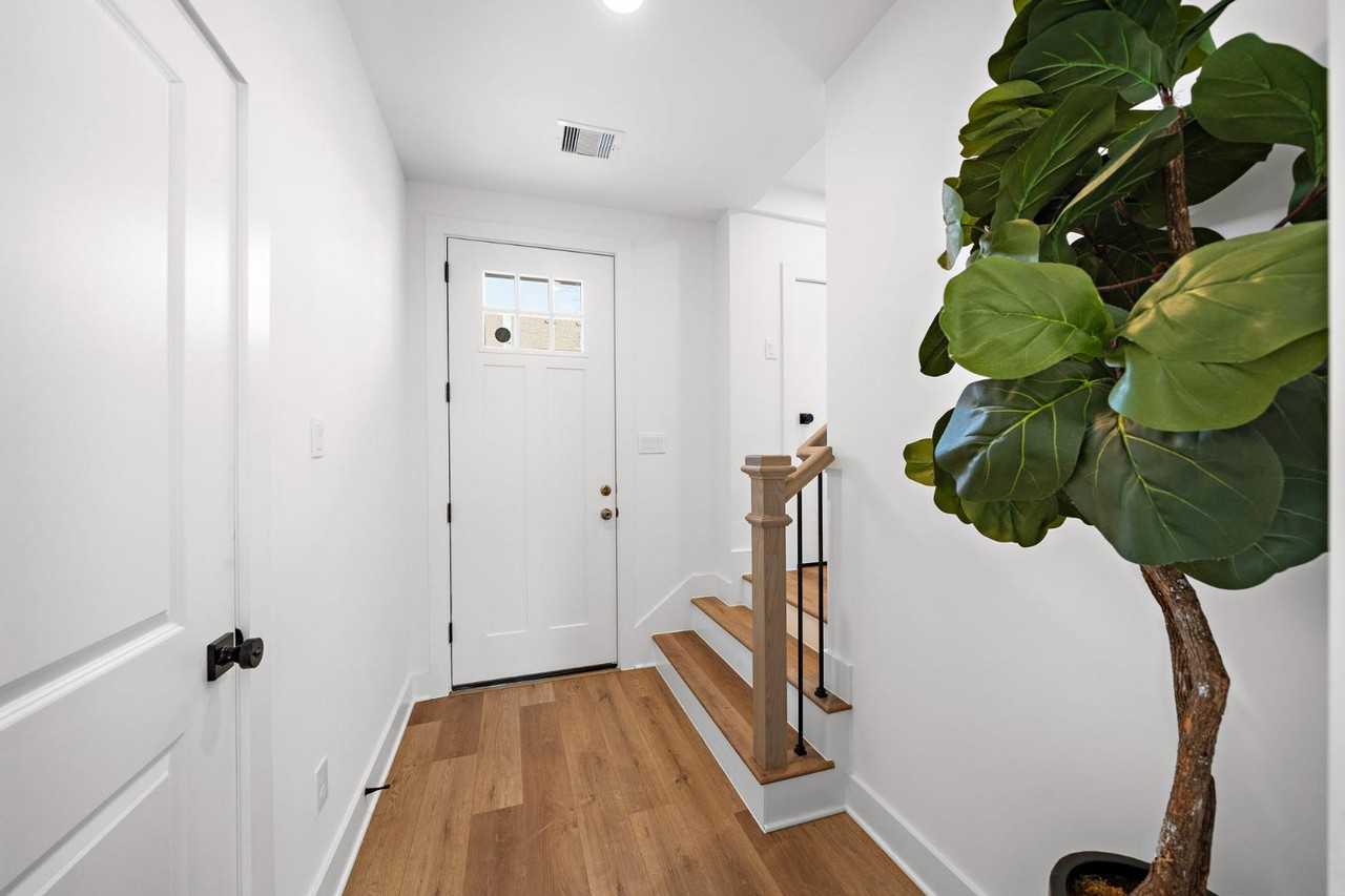 835 Elkhart St Unit D - Photo 4 of 20