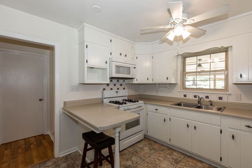 404 E 1st St #1 - Photo 3 of 21