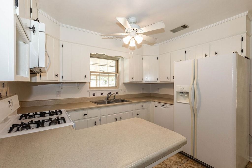 404 E 1st St #1 - Photo 4 of 21