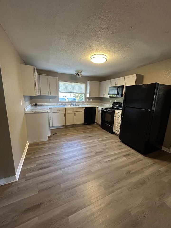 2420 TanglewoodMain House #1 - Photo 5 of 13