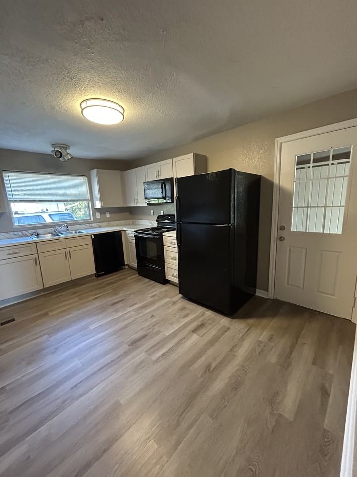 2420 TanglewoodMain House #1 - Photo 6 of 13