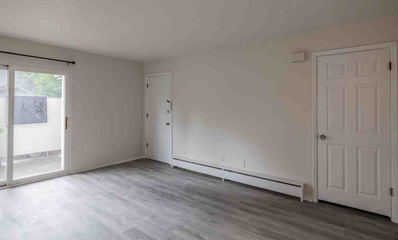 1135 35th St - Photo 2 of 7