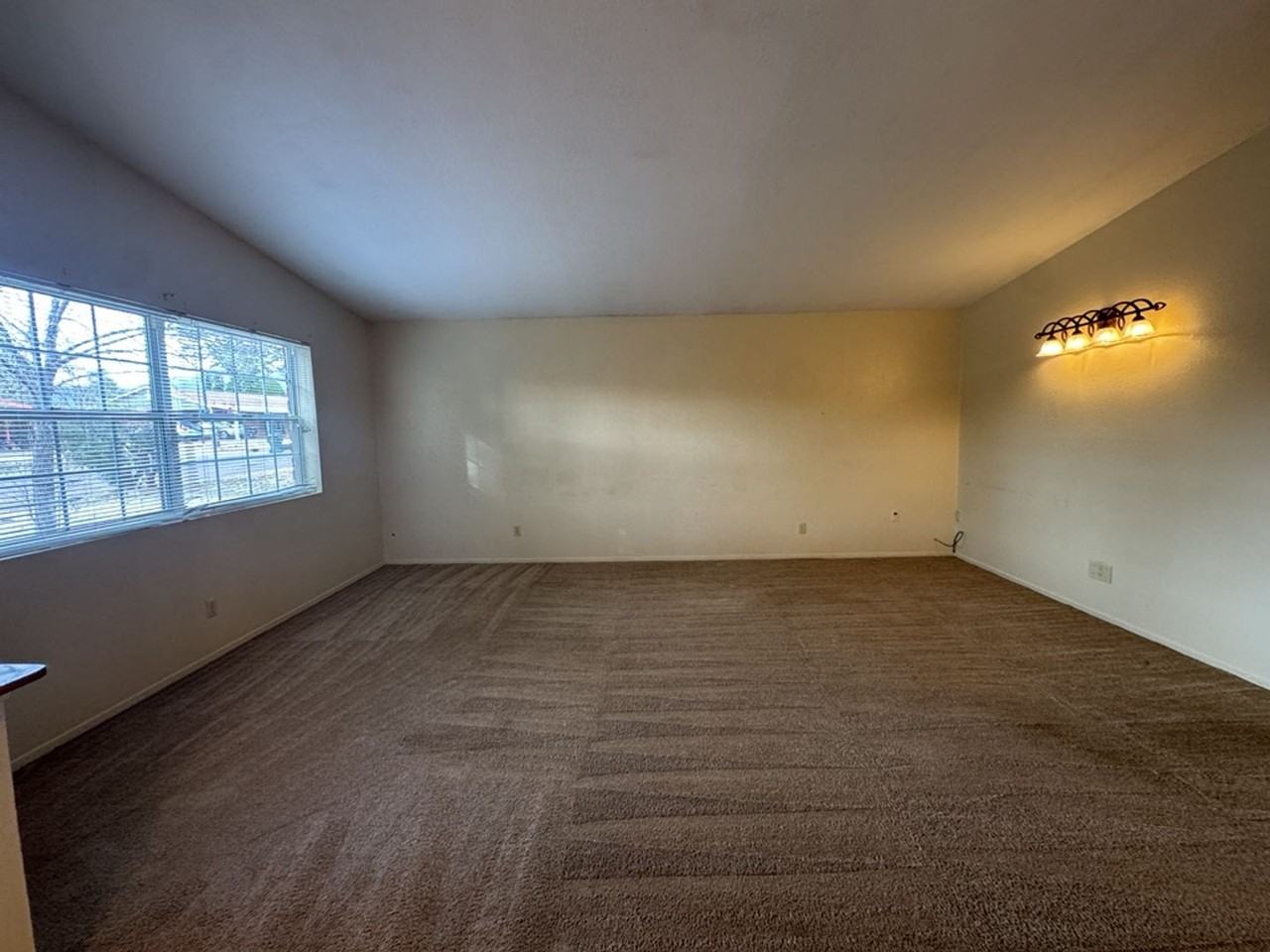 1401 Bella Vista Dr - Photo 4 of 23