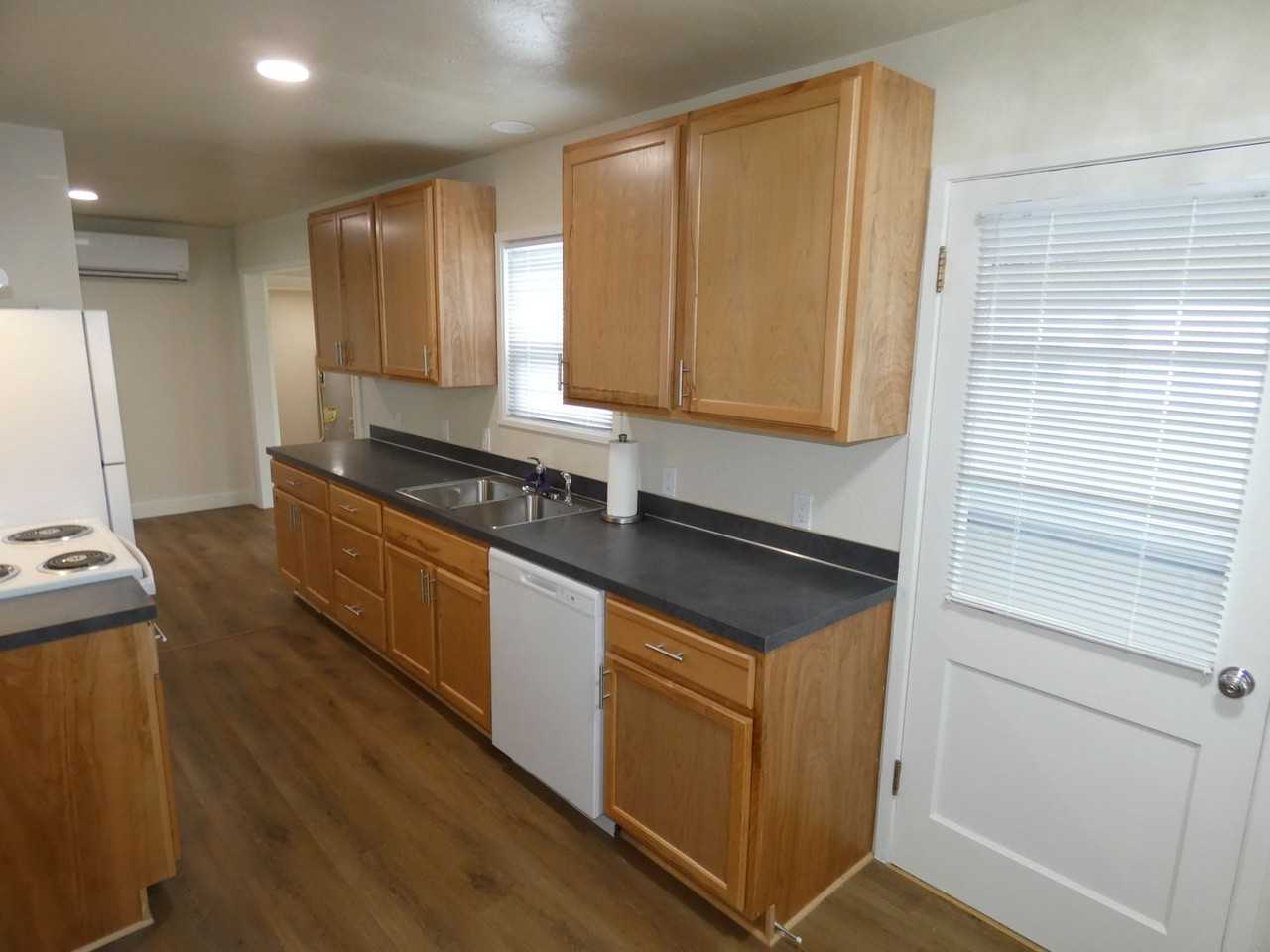 330 E 6th St - Photo 7 of 21