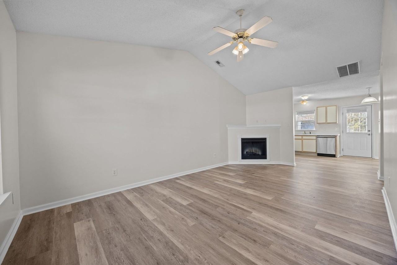 559 Corbin St - Photo 2 of 21