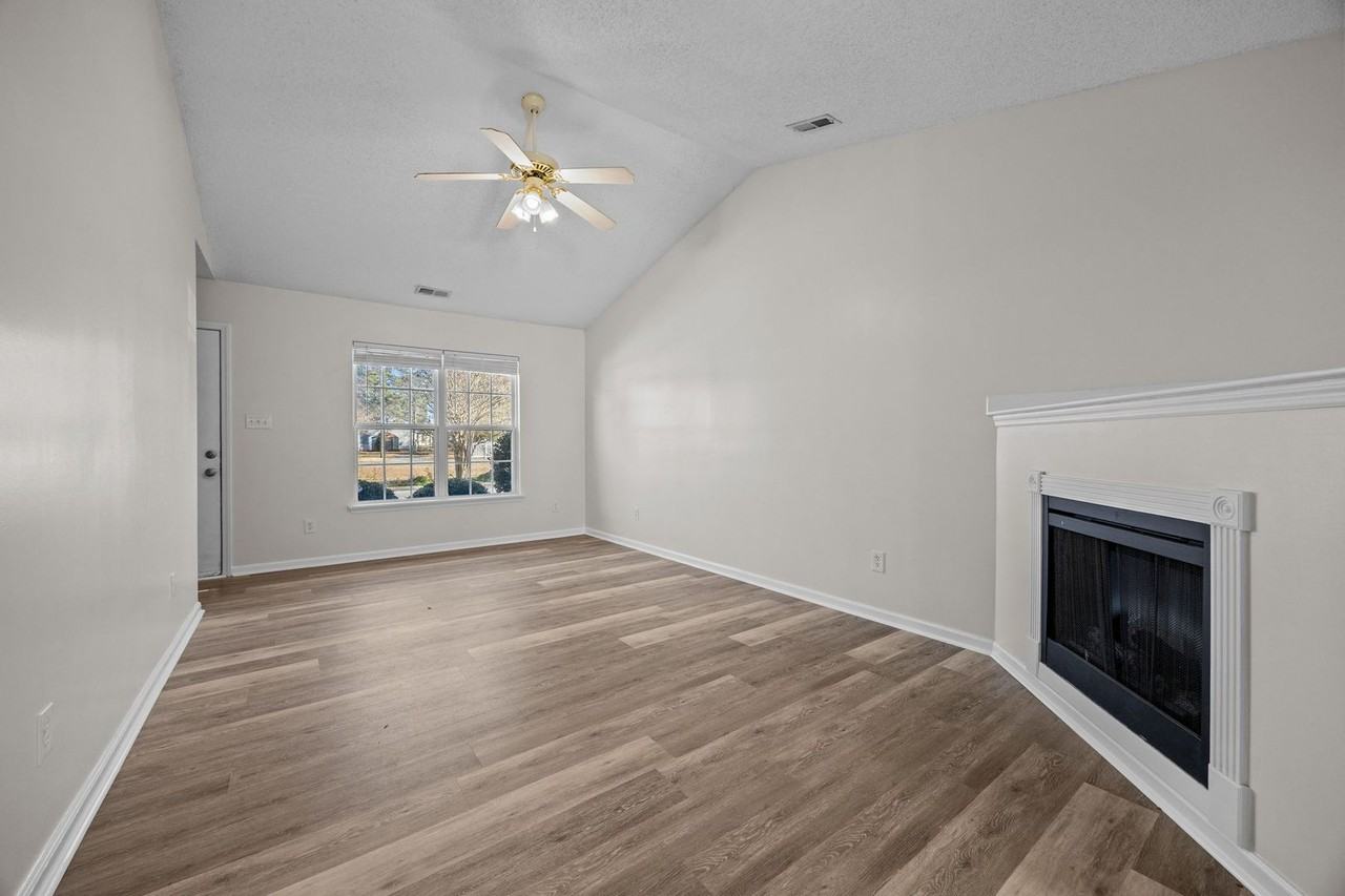559 Corbin St - Photo 3 of 21