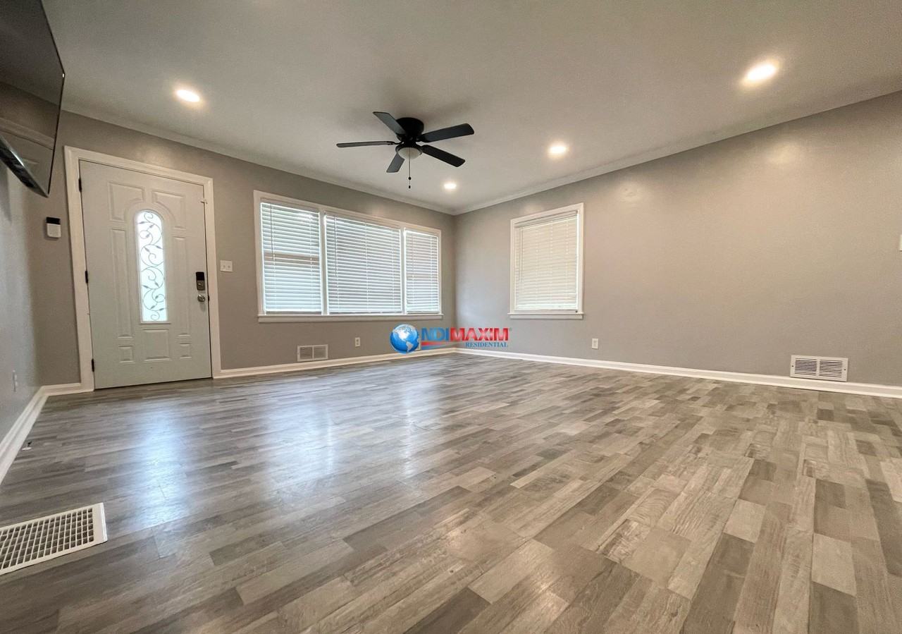 3033 Belvedere Ln - Photo 3 of 16