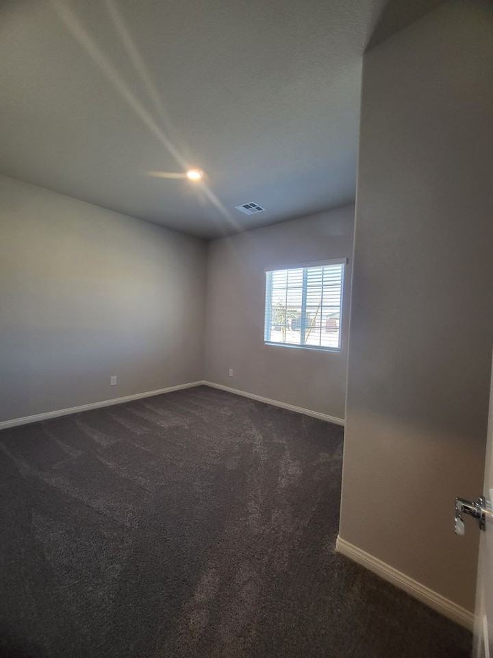 163 Hawk Ave - Photo 7 of 36