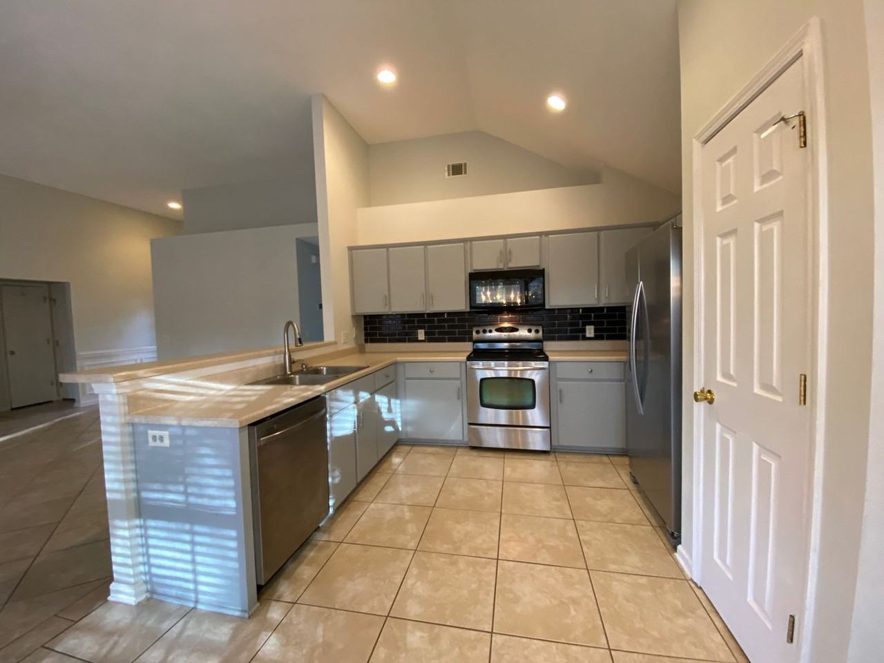 68 Carlisle Ln - Photo 4 of 17