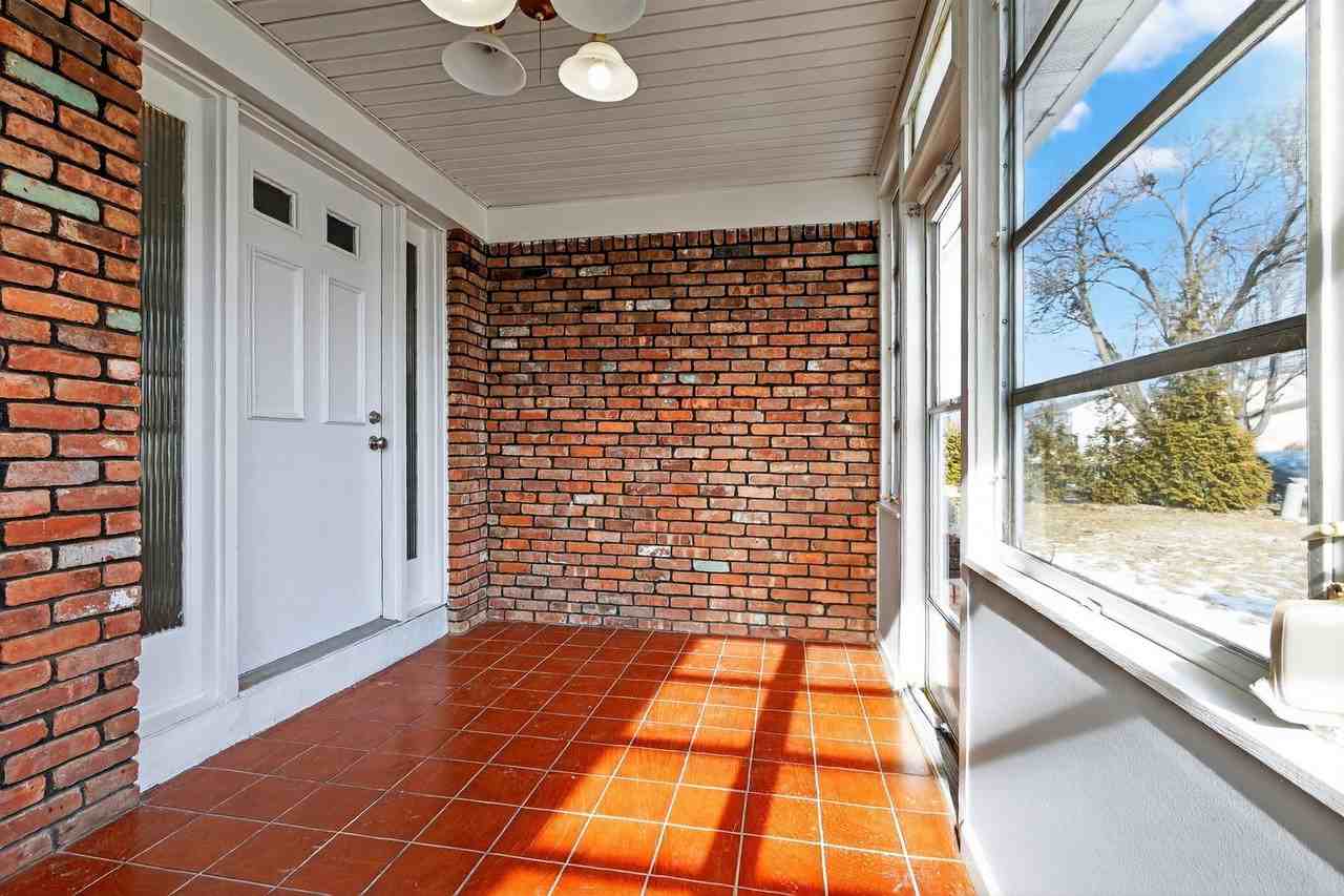 77 Marsh Ave - Photo 4 of 25