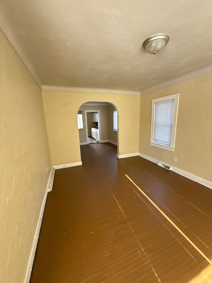 2102 Airline Ave - Photo 2 of 7