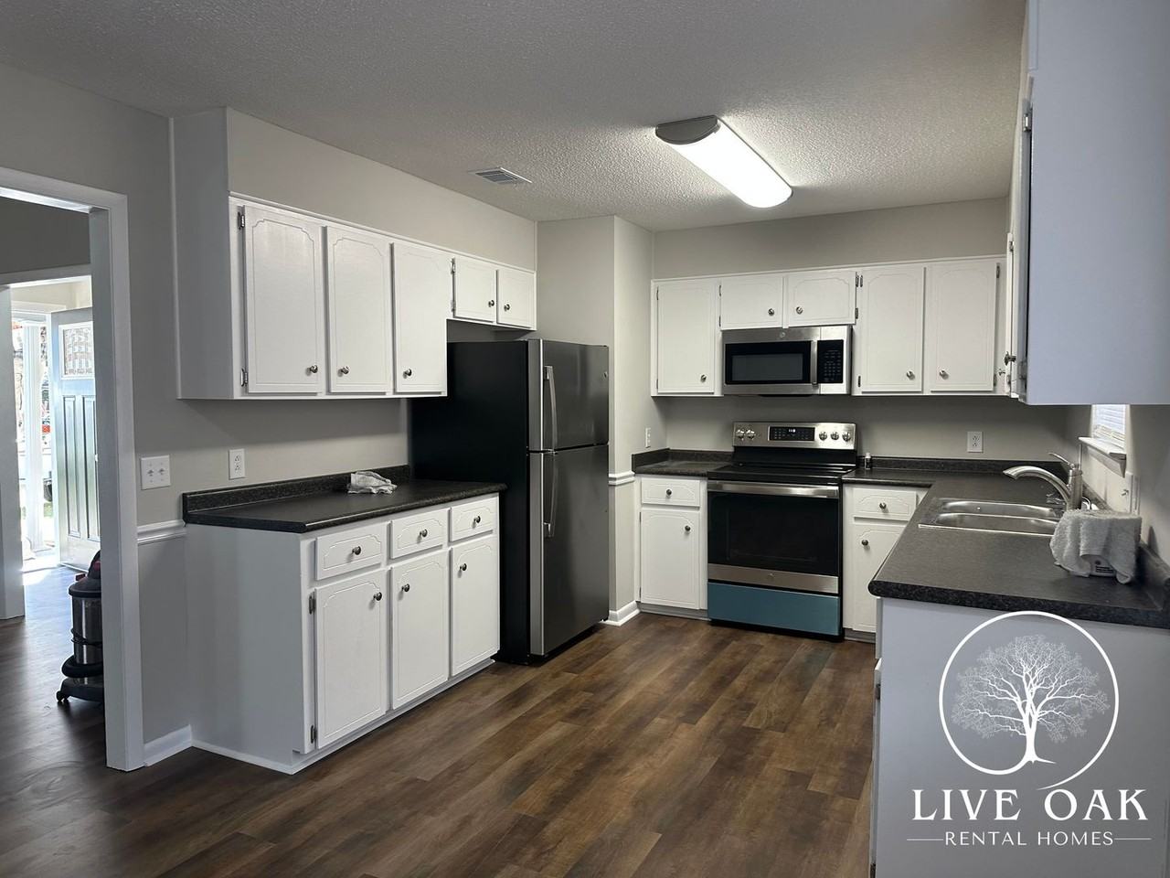 706 Robin Hood Dr - Photo 3 of 9