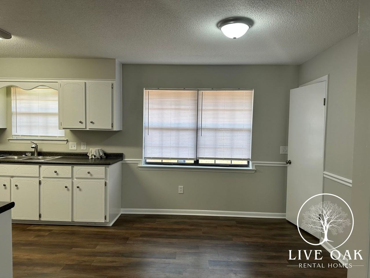 706 Robin Hood Dr - Photo 4 of 9