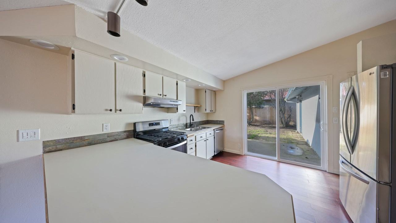 959 Sw 3rd Ave - Photo 4 of 13