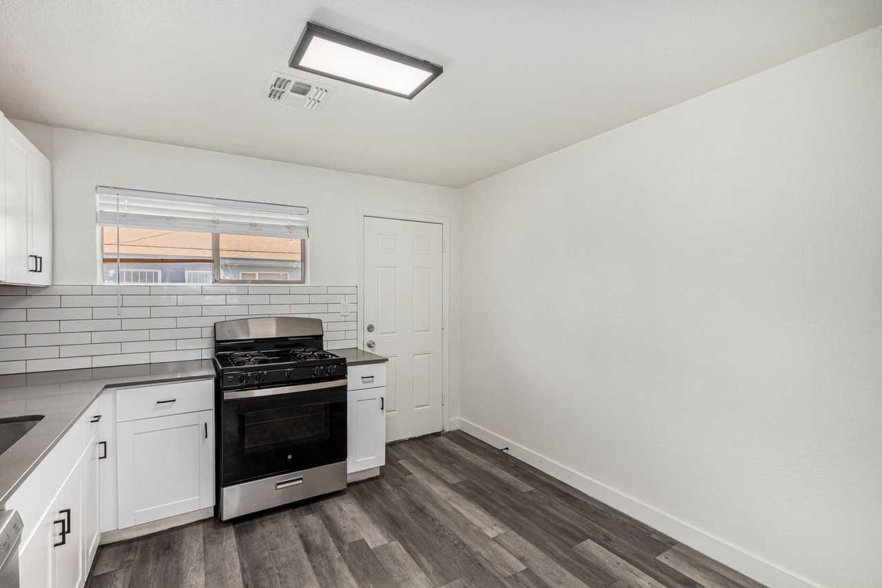 2706 W Missouri Ave #02 - Photo 2 of 26