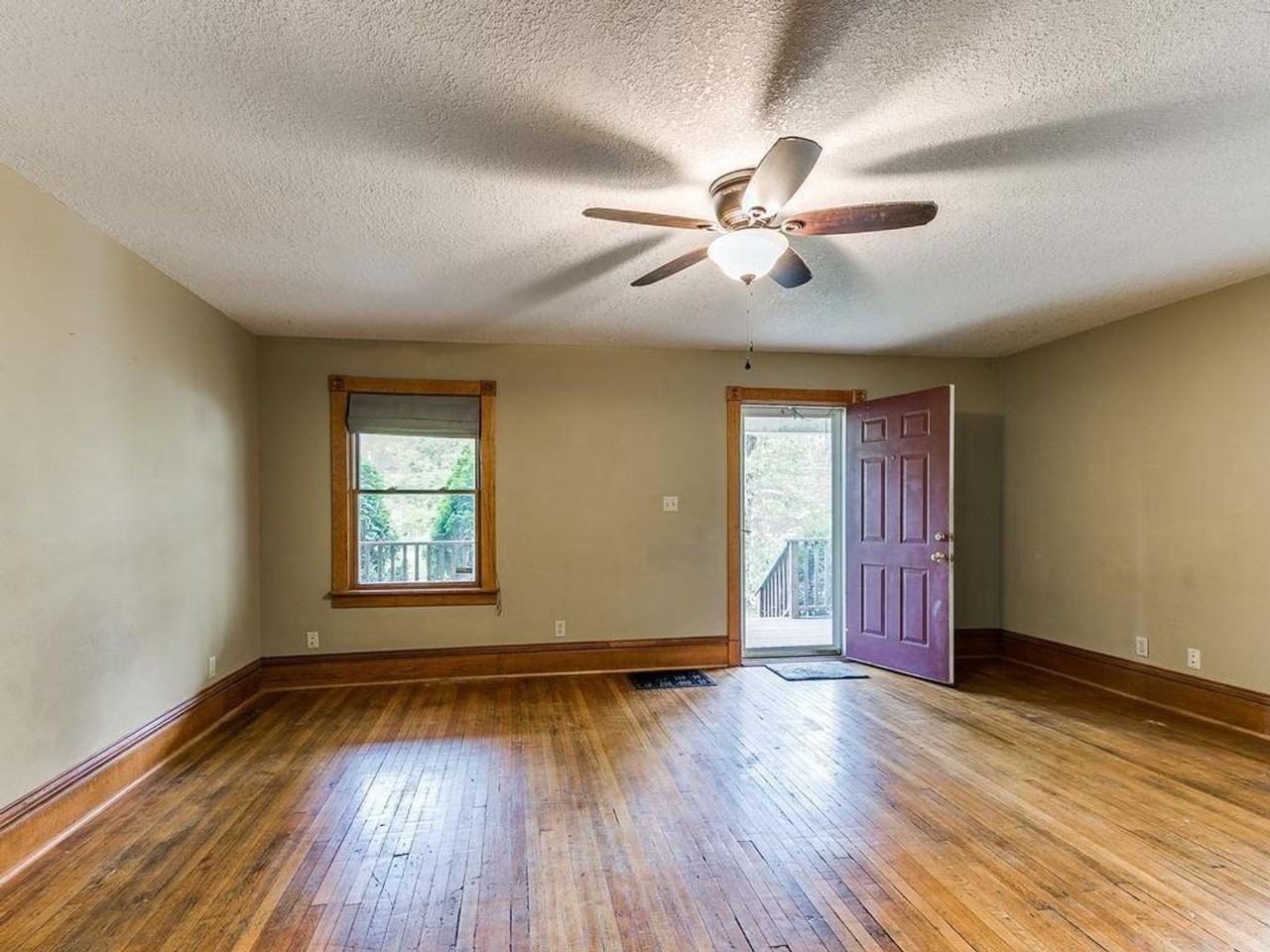 1087 28th St - Photo 2 of 15