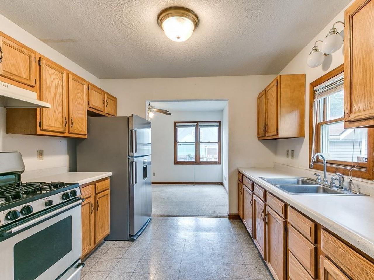 1087 28th St - Photo 3 of 15