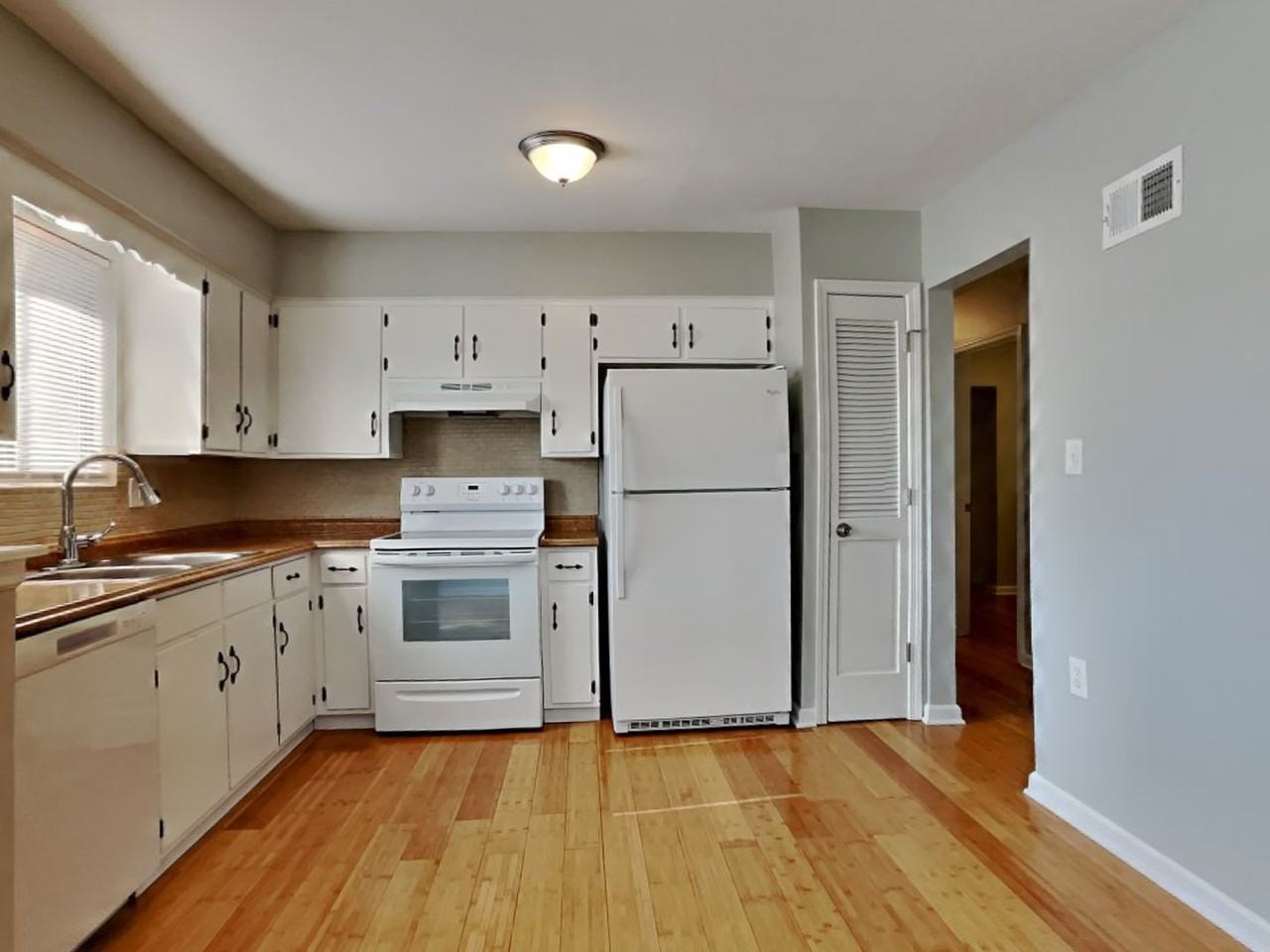 1105 Nw Canterbury Rd - Photo 3 of 17