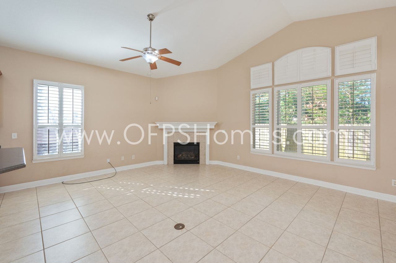 1558 Venice Ave - Photo 6 of 33