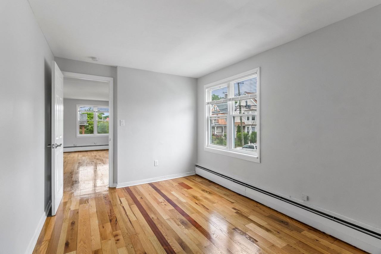 Colorado Ave Apartments - Photo 4 of 11