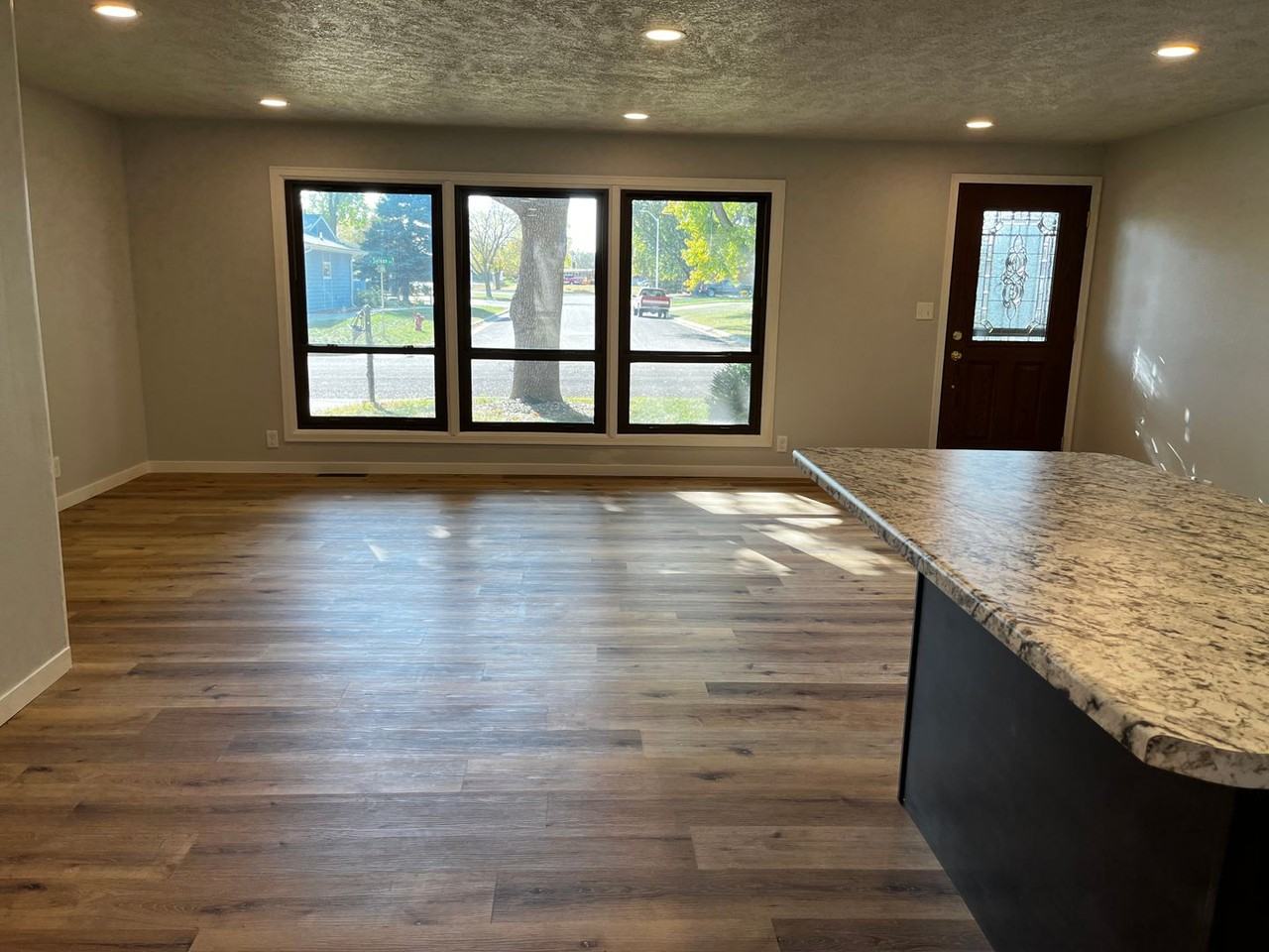 2204 E Sylvan Cir - Photo 3 of 21