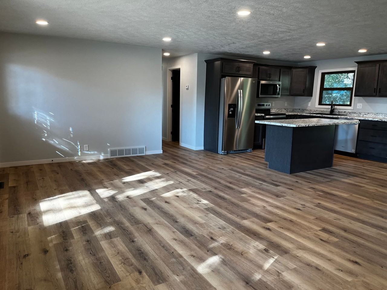 2204 E Sylvan Cir - Photo 4 of 21