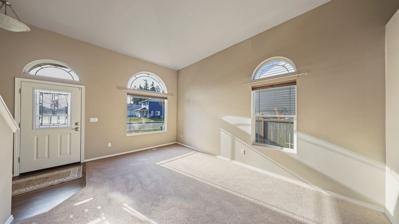 1421 Nw Lofton Loop - Photo 2 of 16