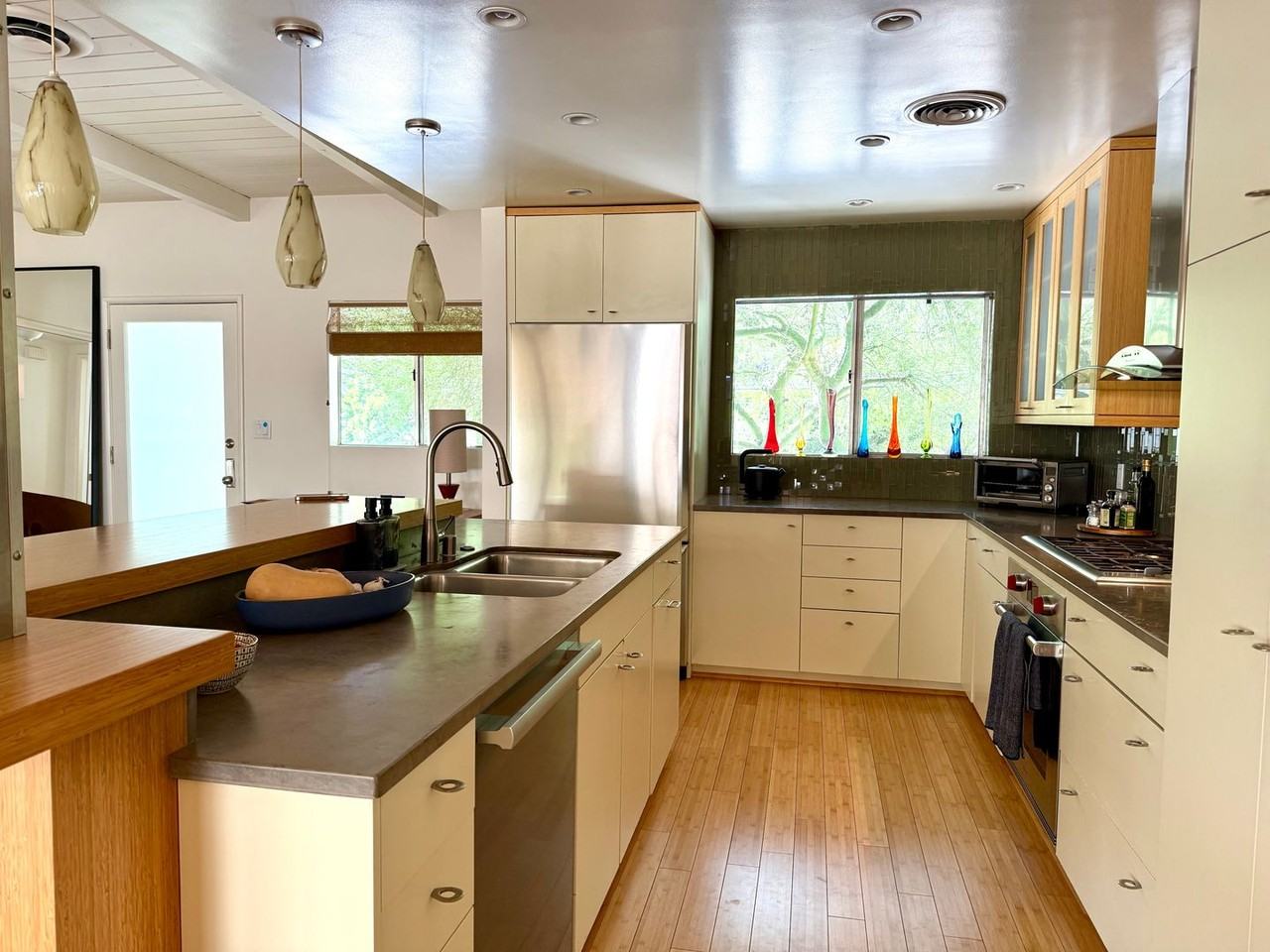 1828 Courtney Ave - Photo 3 of 16