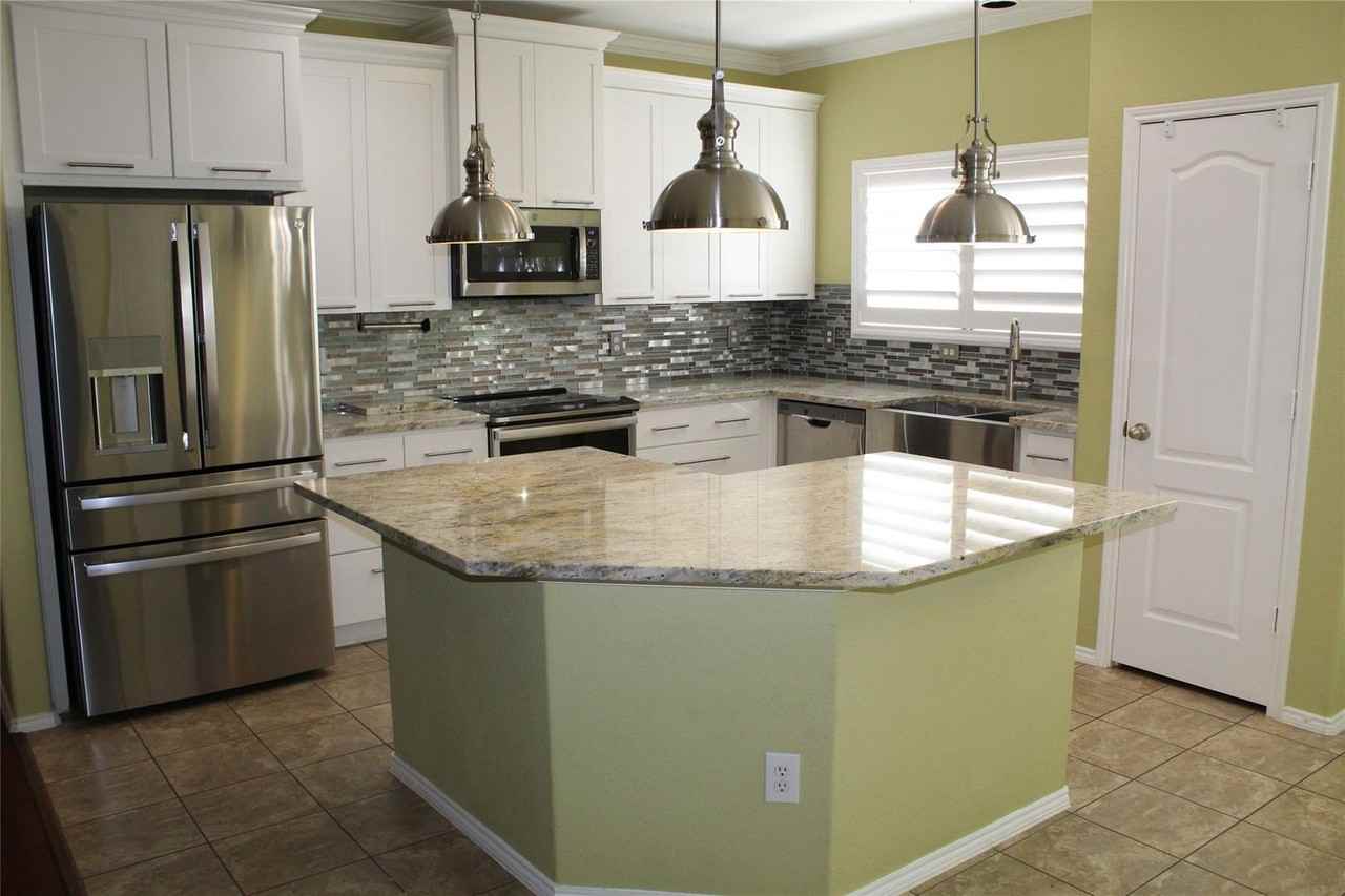 829 Dogwood Trl - Photo 2 of 21