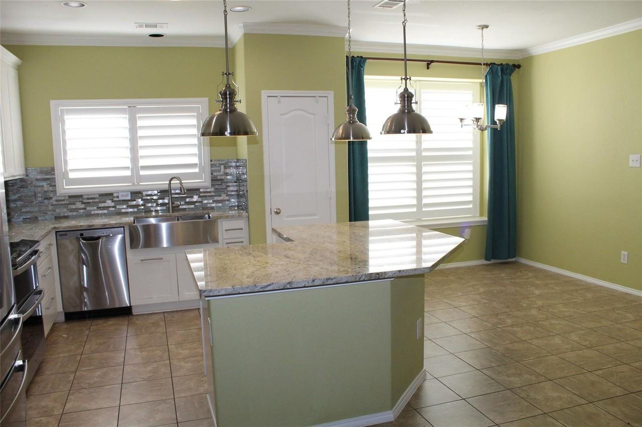 829 Dogwood Trl - Photo 3 of 21