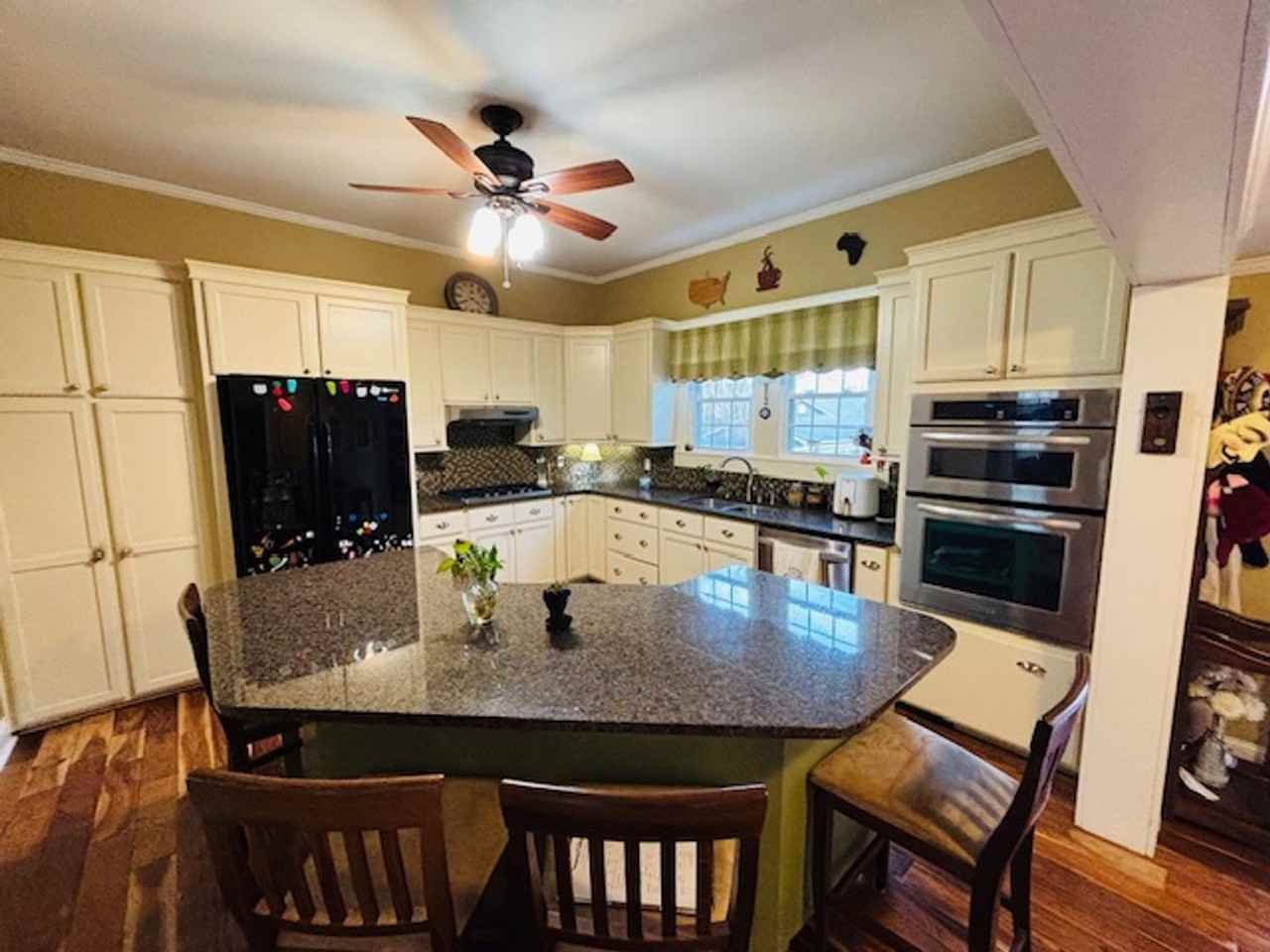 109 S Rose Ave - Photo 2 of 6