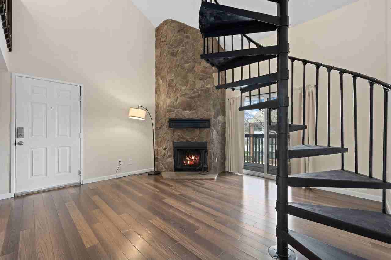 6385 Oak St - Photo 2 of 31