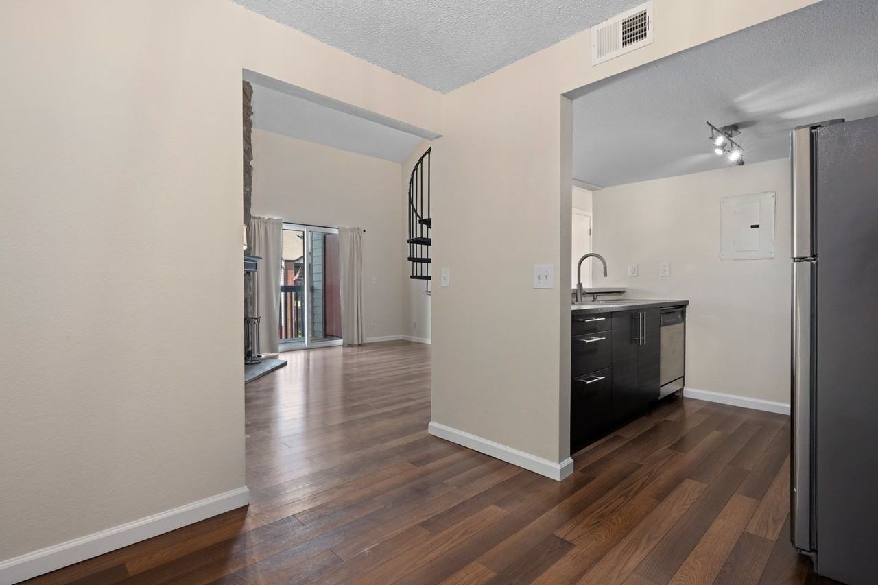 6385 Oak St - Photo 7 of 31