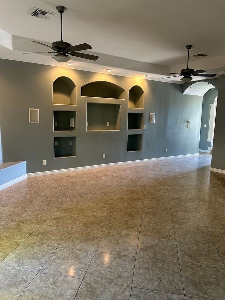 5488 E 39th St - Photo 3 of 22