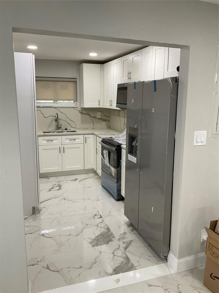 642 Nw 14th Way - Photo 2 of 26