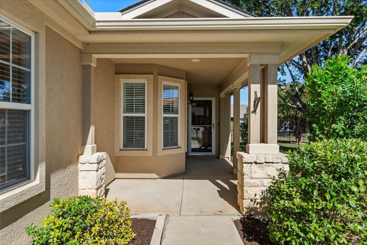 325 Barrington Farm Ct - Photo 4 of 37