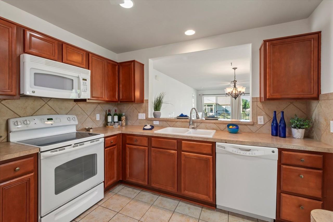 325 Barrington Farm Ct - Photo 7 of 37