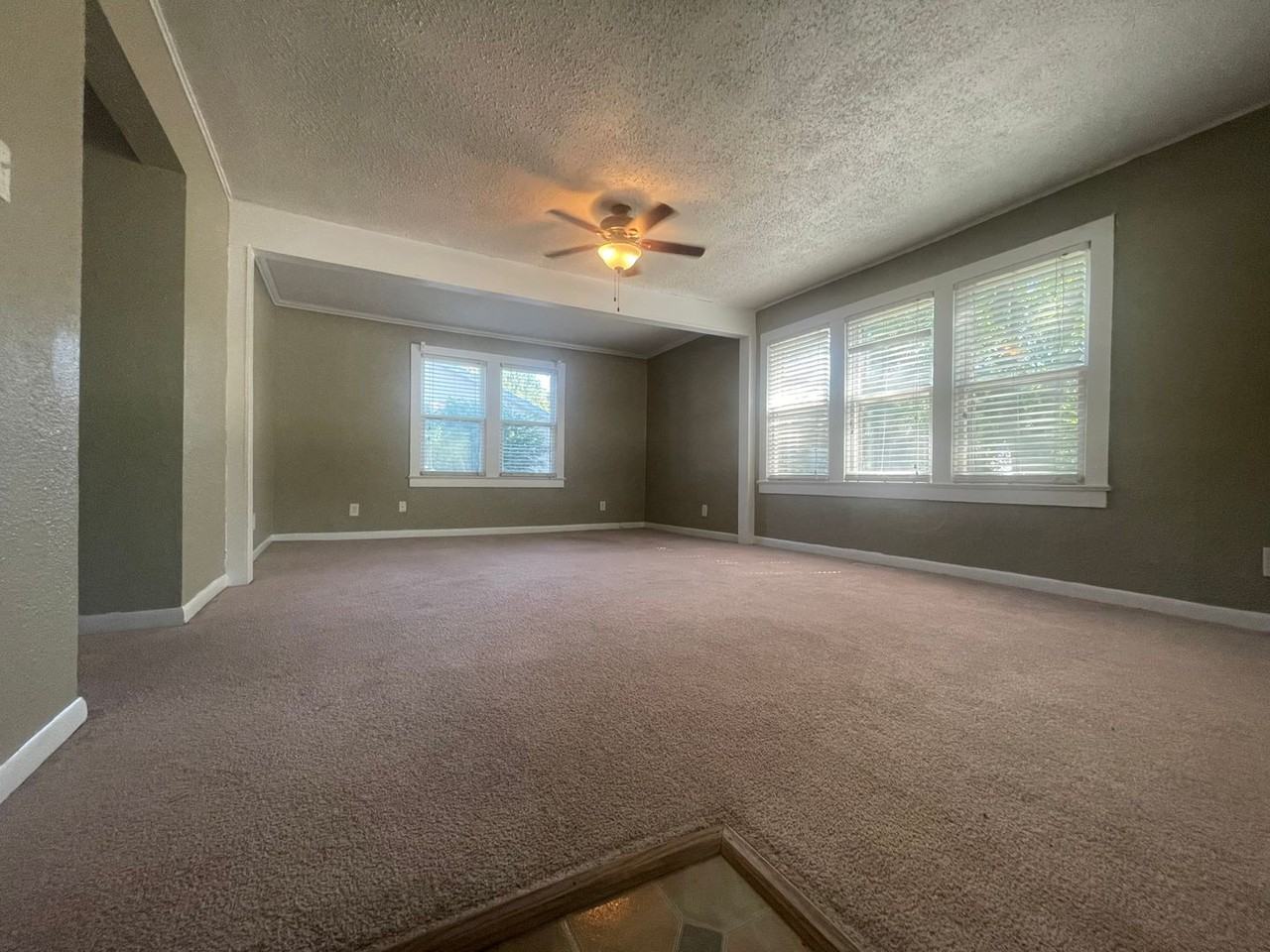 810 N Du Quoin St - Photo 2 of 11