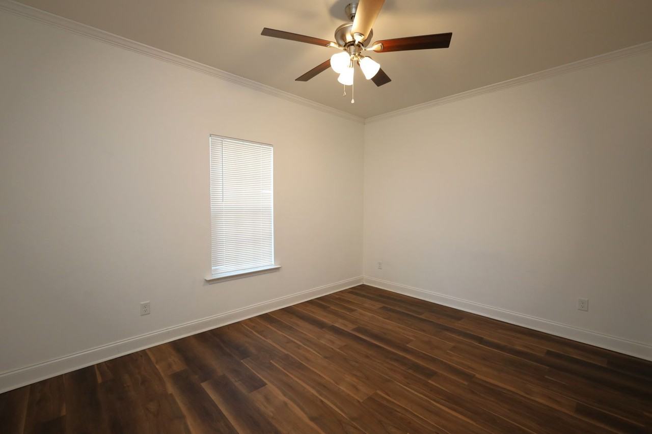 2304 Mimosa Dr - Photo 7 of 10