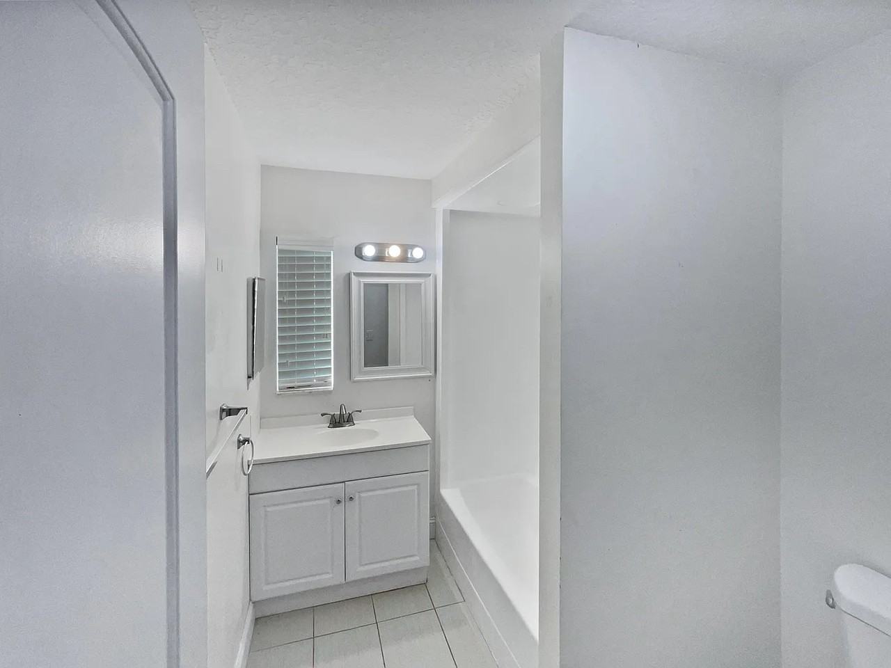 409 E Coconut Ave - Photo 4 of 10