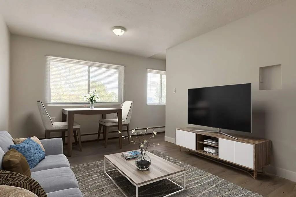 Royal Manor - Photo 2 of 12