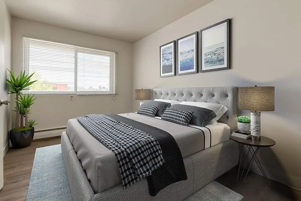 Royal Manor - Photo 3 of 12