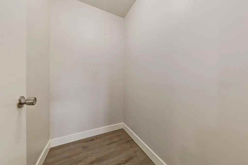 Royal Manor - Photo 7 of 12