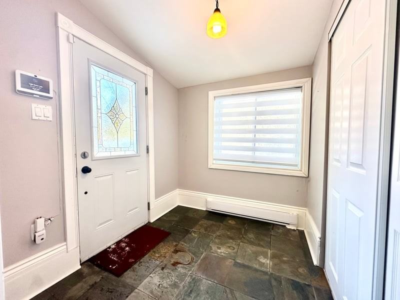 983 Cameron St - Photo 4 of 14