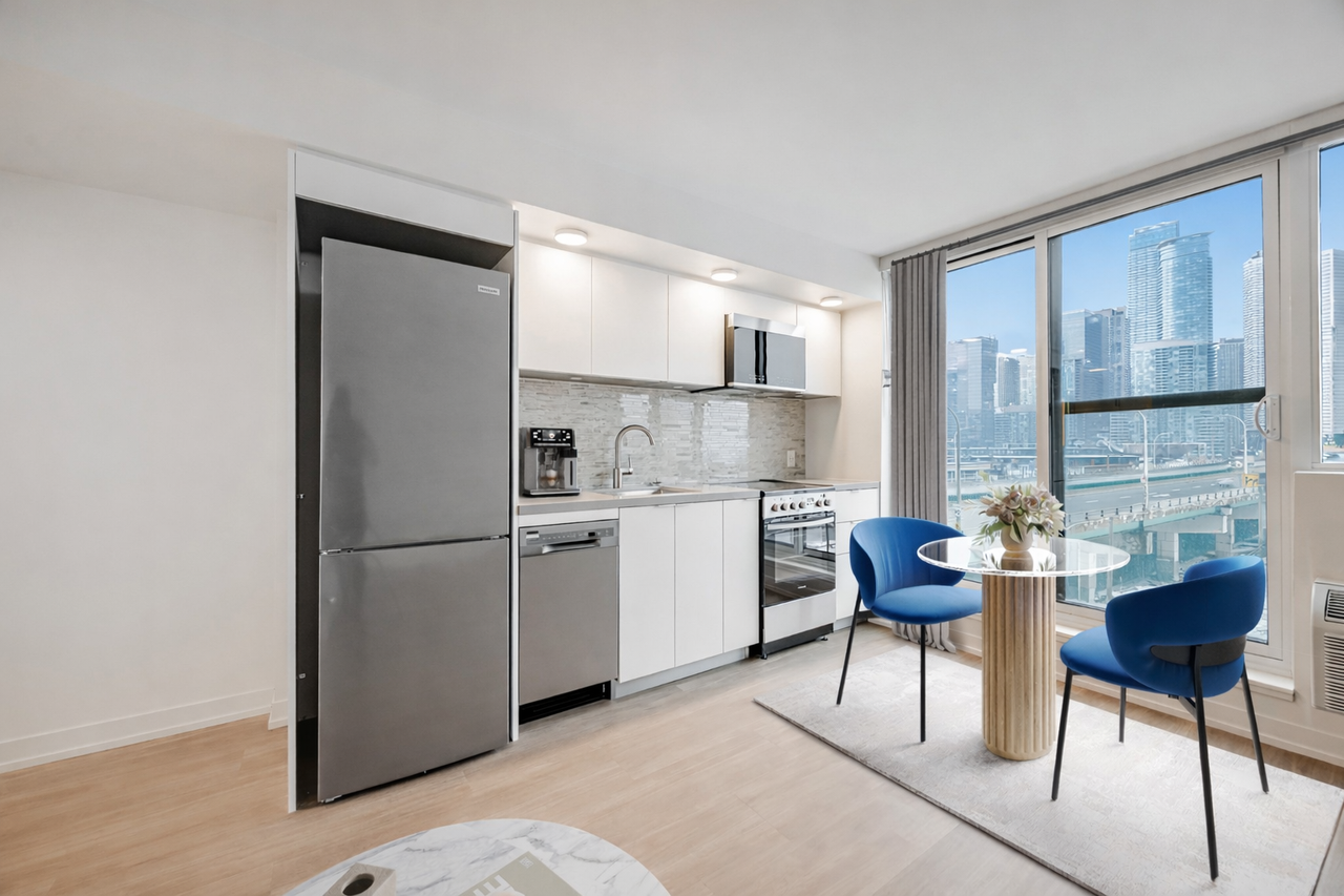 350 North Queens Quay West (Phase IV) - Photo 3 of 43