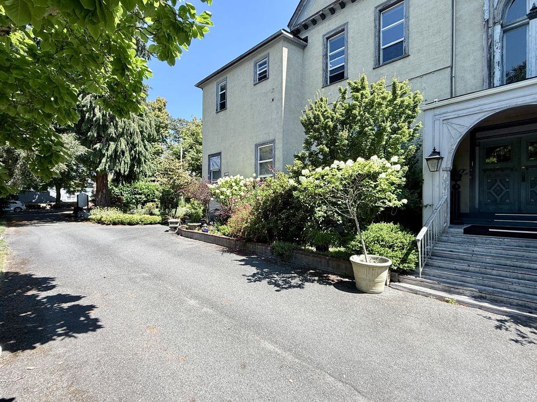 The Laurels - Photo 2 of 3