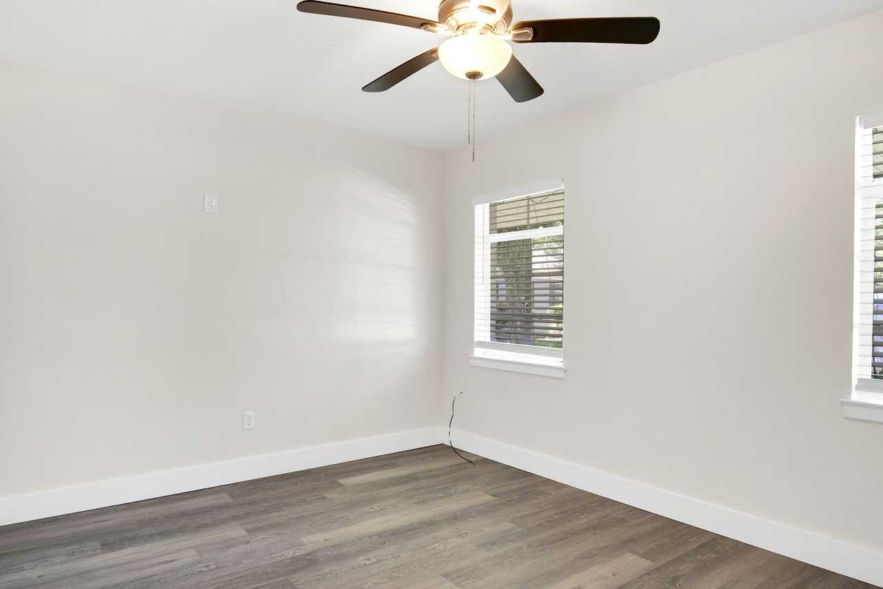 1601 Neshota DrUnit 42 #42 - Photo 6 of 17